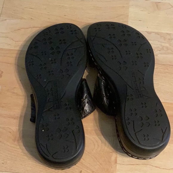 Naturalizer Black Leather Slide Sandals- Sutton-6.5 - Picture 5 of 6